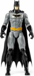 DC Comics BATMAN, Personaggio Batman in Scala 30 cm, con Decorazioni Originali, Mantello e 11 Punti di Articolazione, Giocattoli per Bambini e Bambine, 3+ Anni – B08SBTTV49