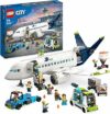 LEGO 60367 City Aereo Passeggeri, Grande Modellino di Aeroplano Giocattolo da Costruire con 9 Minifigure e Veicoli dell’Aeroporto: Autobus, Trattore Aeroportuale, Camion del Catering e Furgone Bagagli – B0BV793KD1