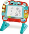 Clementoni Baby Lavagna Canta e Impara Magnetica Bambini 18-36 Mesi, Centro attività Prima Infanzia, per Disegnare, Insegna Numeri, Parole e Forme, con 3 Timbri, Lingua Italiana, 17955 – B0D8JYNWVG
