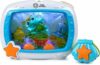 Baby Einstein Sea Dreams Soother – Rumori Bianchi per Neonato con Luci e Suoni Marini, Acquario Bebè Giocattolo da Culla con Controllo Remoto e Luce Notturna Rilassante, 0+ Mesi – B07DM86Z43