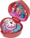 Polly Pocket – Cofanetto 80° Anniversario Mattel, portagioie con mini bambola, palloncino a forma di cucciolo e anello indossabile, scatola a tema festivo, giocattolo per bambini, 4+ anni, JGK21 – B0DMWDLTG9