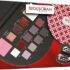 Deborah Milano – Set Make Up con Gioiello, Include Mascara Volumizzante Instant Volume Up to the Stars, Eyeliner Penna 48 Ore e Bracciale Morellato in Acciaio Inossidabile con Boule in Smalto Rosso – B0FTBD21L3