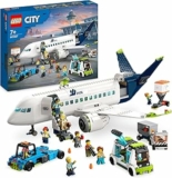 LEGO 60367 City Aereo Passeggeri, Grande Modellino di Aeroplano Giocattolo da Costruire con 9 Minifigure e Veicoli dell’Aeroporto: Autobus, Trattore Aeroportuale, Camion del Catering e Furgone Bagagli – B0BV793KD1